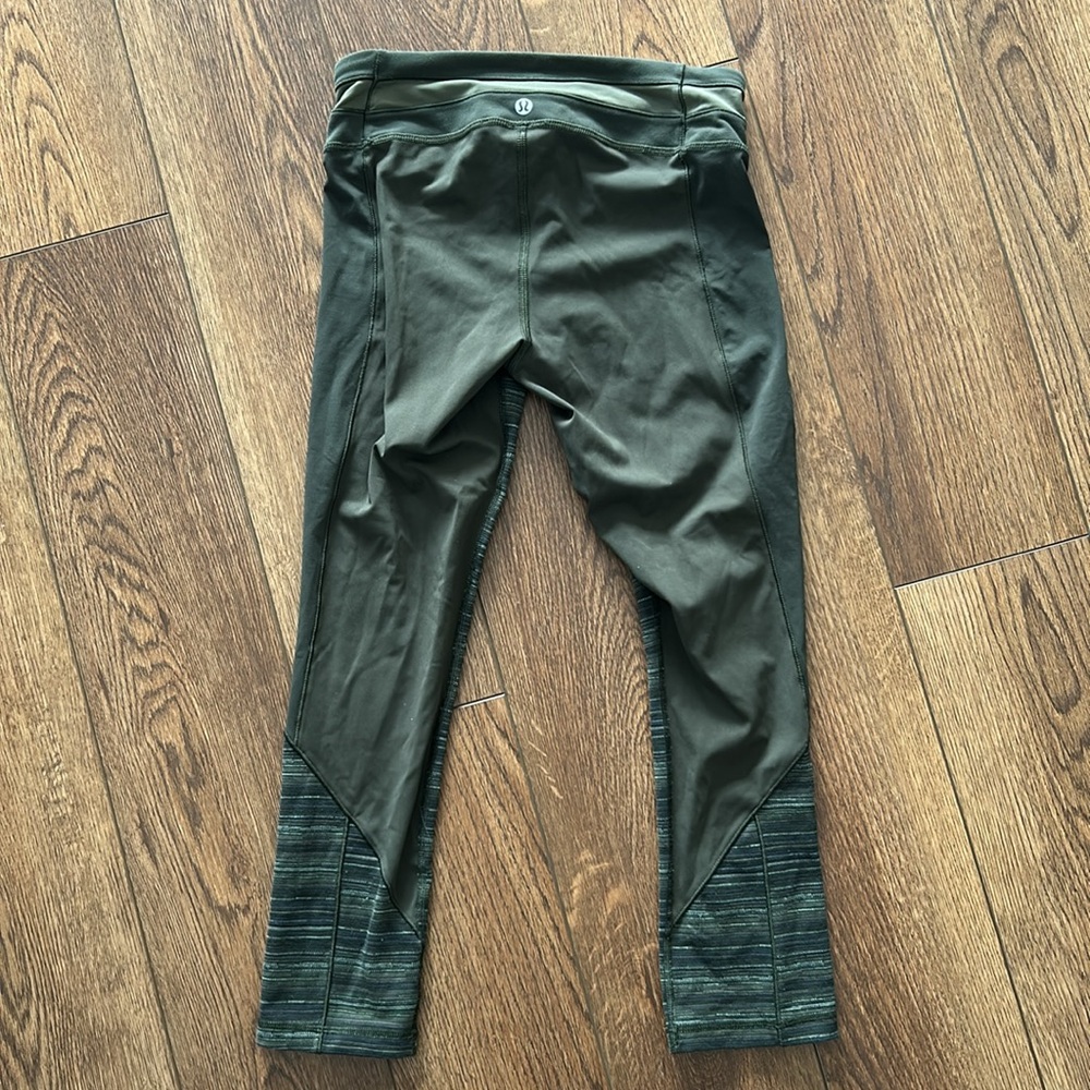 Lululemon Size 4 Green STRETCH Knit Athletic Workout Activewear Crop Pants